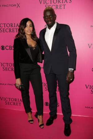 Un autre couple amoureux au défilé Victoria's Secret: Mamadou Sakho et son épouse Majda
