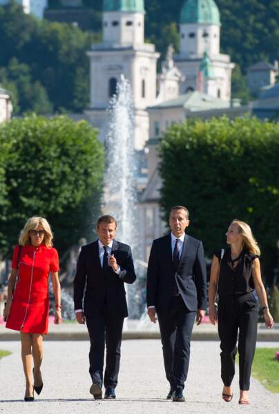 Brigitte Macron élégante en rouge, l'une de ses couleurs de prédilection à Salzburg