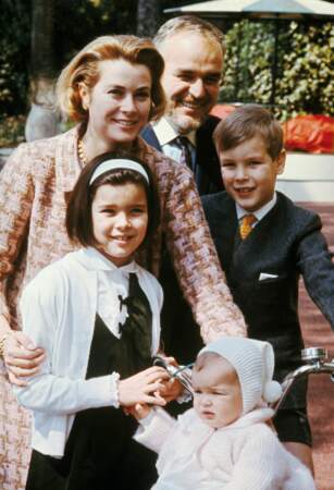 Grace et Rainier de Monaco, dans le jardin du palais avec Caroline, Albert et Stéphanie, en 1966