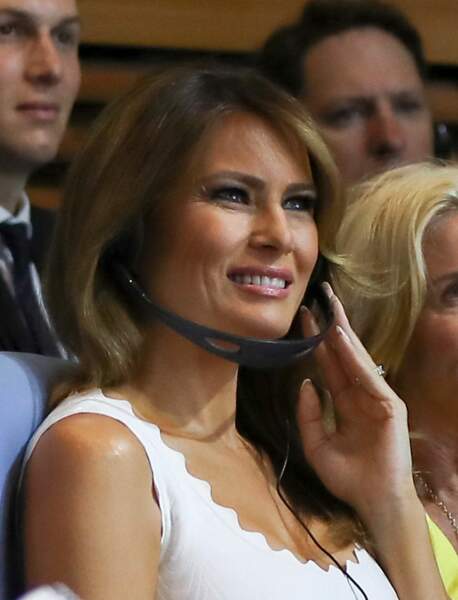 Melania Trump en robe blanche sans manche texturée au G7, à Biarritz ce lundi 26 août.