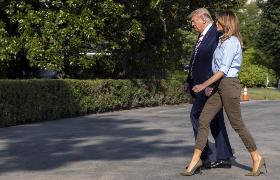 Chemise bleue, pantalon slim et escarpin khaki, le parfait look à adopter au bureau comme Melania Trump.