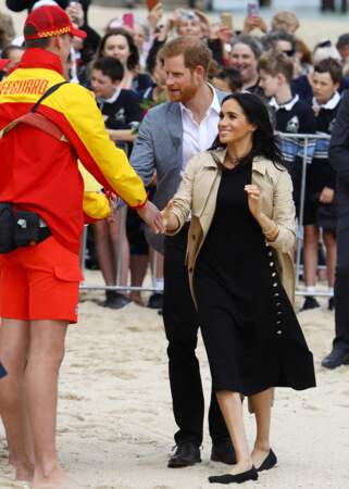 Meghan Markle et le prince Harry vont à la rencontre de jeunes volontaires pour nettoyer la plage de Melbourne.