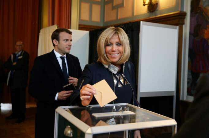 Brigitte Macron et son carré blond lisse