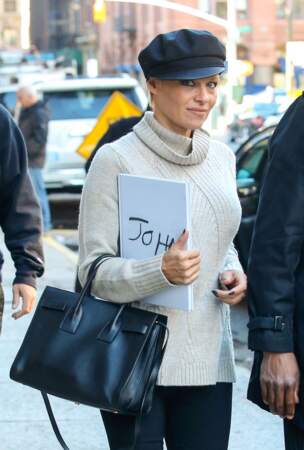 Pamela Anderson, cheveux courts, dans les rues de New York le 13 novembre 2013