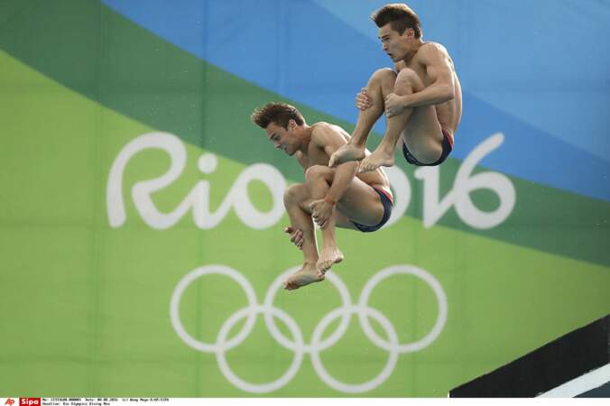 Les médaillés de bronze au plongeon synchronisé, Tom Daley et Daniel Goodfellow sont synchro sur la grimace