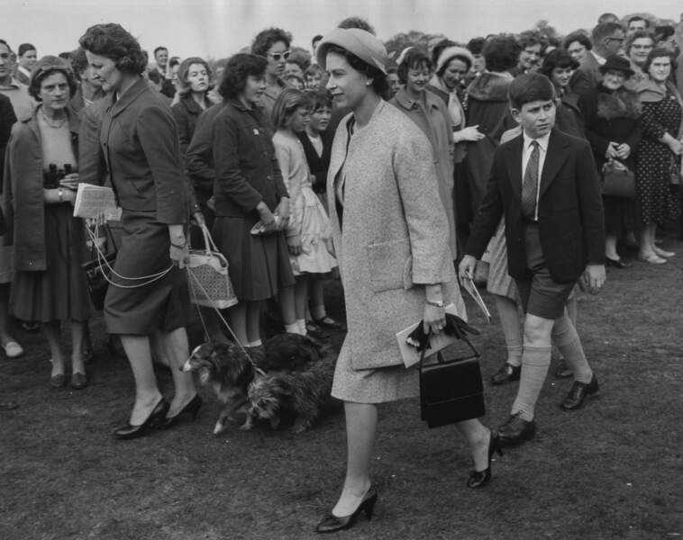 La reine Elizabeth II et  le futur Charles III à Ascot, le 30 avril 1960