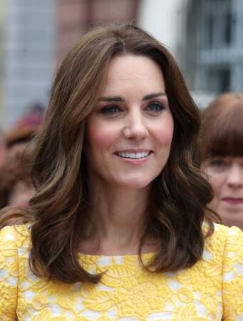 Kate Middleton : quelques mèches dorées illuminent le pourtour de son visage sur son carré mi-long