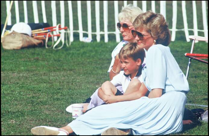 Lady Diana assiste à un match de polo accompagnée de son fils le prince William, en 1989