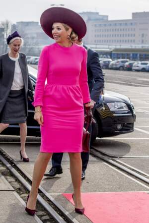 La reine Maxima des Pays-Bas en robe rose flashy lors d'une visite à Amersfoort le 27 mars 2018