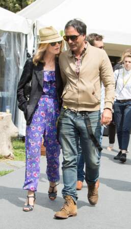 Vanessa Paradis et Samuel Benchetrit main dans la main quittent la conference de presse du Film "Chien"