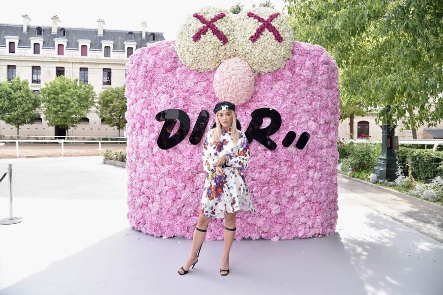 Rita Ora, printanière et minimaliste devant le photocall du show Dior Homme PE19.