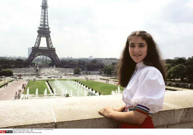 En chemisier bouffant et bermuda rouge, la jeune Céline Dion, âgée de 14 ans, découvrir Paris en 1982