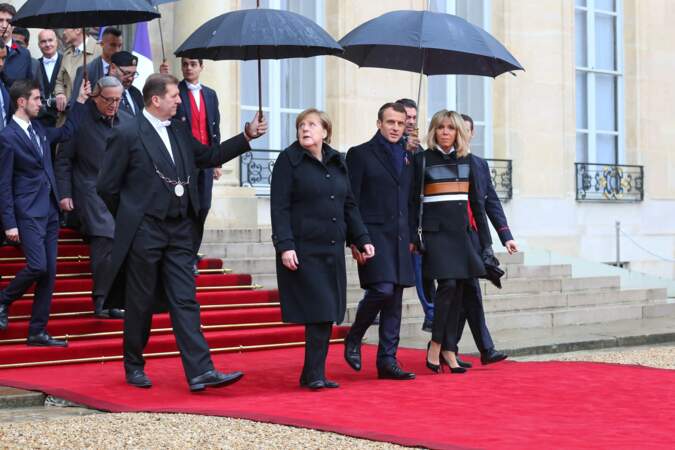 Brigitte Macron reste toujours stylée, même sous la pluie !