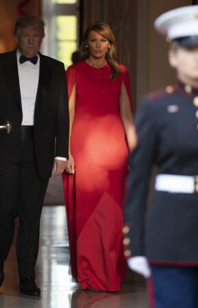 Melania Trump rend hommage à Meghan dans une robe longue Givenchy, sa marque favorite