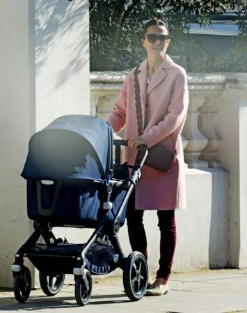 Pippa Middleton a choisi un long et beau manteau rose pour cette sortie avec bébé
