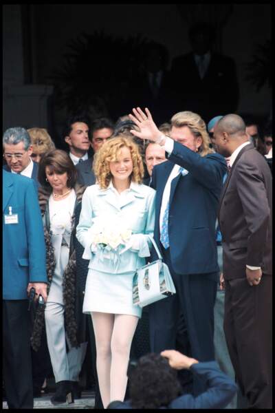 Johnny et Laeticia Hallyday à la sortie de la mairie de Neuilly sur Seine, le jour de leur mariage le 25 mars 1996
