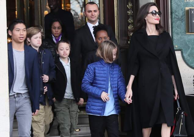 Depuis 2016, elle oeuvre également pour qu'Angelina obtienne la garde des six enfants Jolie-Pitt