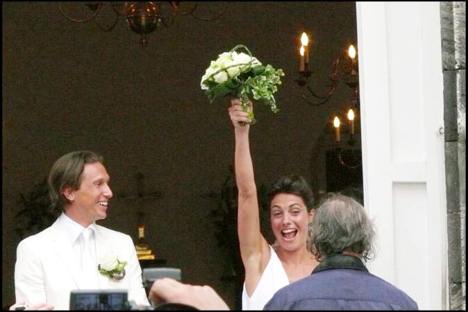 Alessandra Sublet porte fièrement son bouquet de jeune mariée
