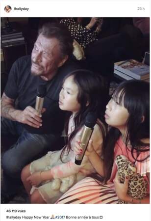 Johnny Hallyday et ses filles chantent pour la nouvelle année " Imagine"
