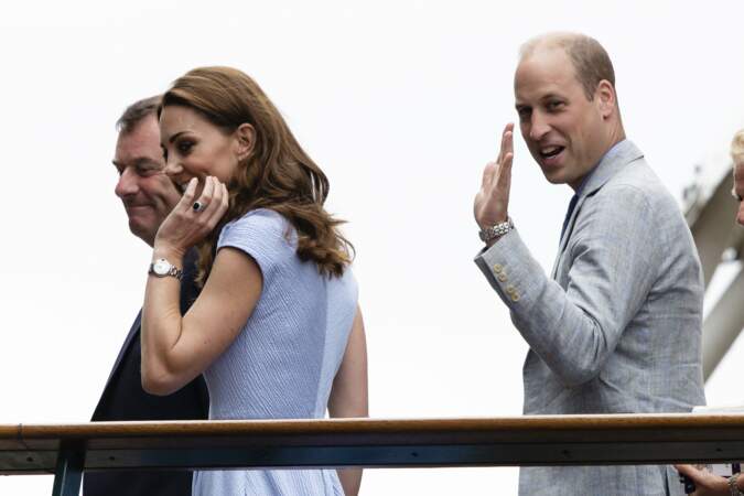 Kate Middleton et le prince William sourient aux photographes