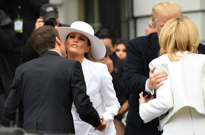 Donald Trump embrasse Brigitte Macron, Melania Trump embrasse Emmanuel Macron