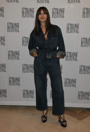 Comment styliser une combinaison en jean comme celle de Monica Bellucci ? En nouant la ceinture, très relax !