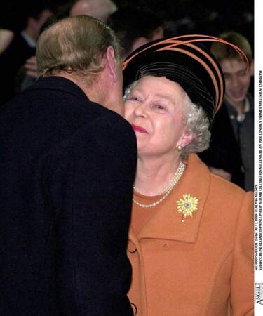 Le prince Philip embrasse son épouse la reine Elizabeth II lors des célébrations de l'an 2000 à Londres