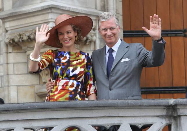 La reine Mathilde de Belgique accompagnée de son époux le roi Philippe de Belgique dévoile de belles boucles 