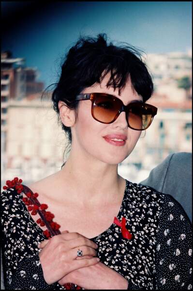 Isabelle Adjani : en lunettes fumées et chignon flou, pour la présentation de "La Reine Margot" à Cannes en 1994