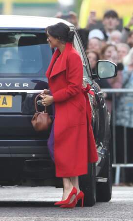 La duchesse de Sussex portait un manteau rouge vif griffé Sentaler