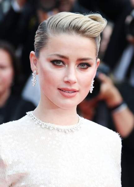 Amber Heard et son chignon plaqué asymétrique, en bijoux Chopard le 15 mai 2019 à Cannes
