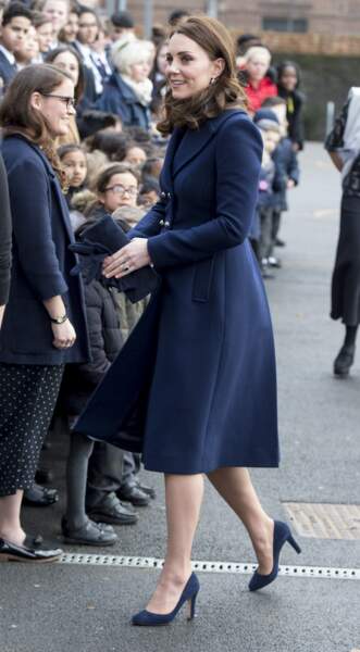 Kate Middleton en manteau bleu Hobbs London lors de sa visite de la "Reach Academy" à Feltham le 10 janvier 2018