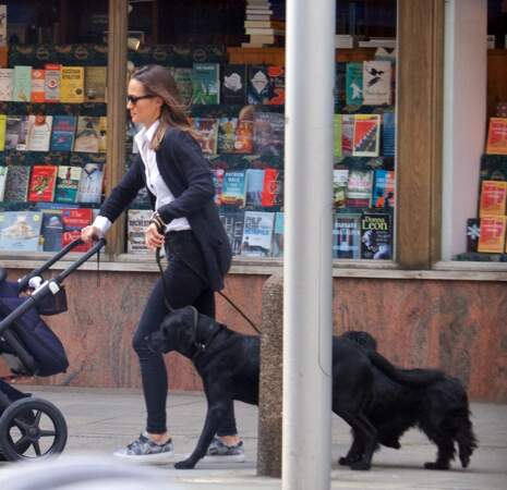 Pippa Middleton s'arrête dans une librairie de Londres avec son fils Arthur et ses deux chiens le 1er mai 2019.