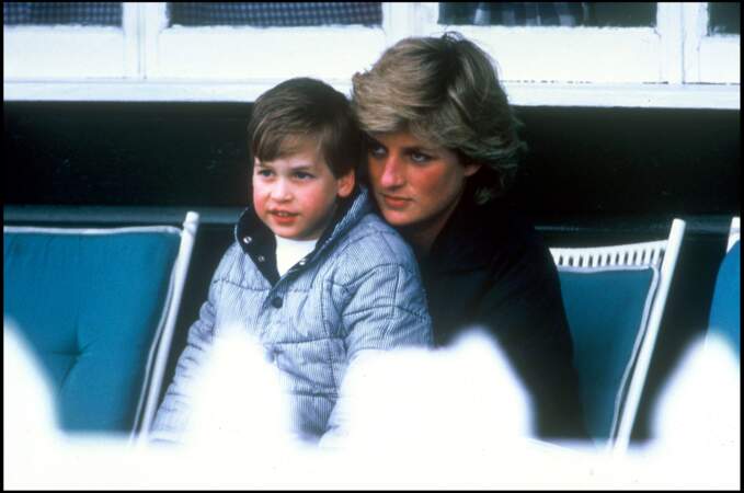 Lady Diana porte le prince William sur ses genoux à l'occasion d'un match de polo à Windsor, en 1987