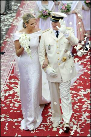Charlene (en robe Armani) et Albert II de Monaco lors de leur mariage au Palais Princier en 2011