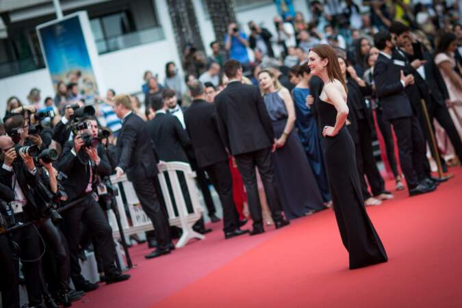 Julianne Moore monte les marches pour le film "Yomeddine" au festival de Cannes le 9 mai 2018