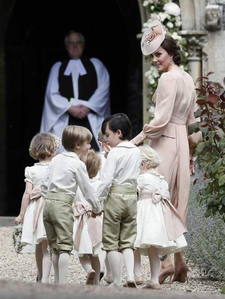 Kate Middleton avec les enfants juste avant l'arrivée de Pippa à l'église St Mark