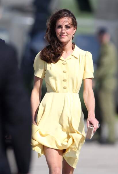 La robe boutonnée de Kate Middleton n'était pas sexy, jusqu'à ce que le vent s'en mêle