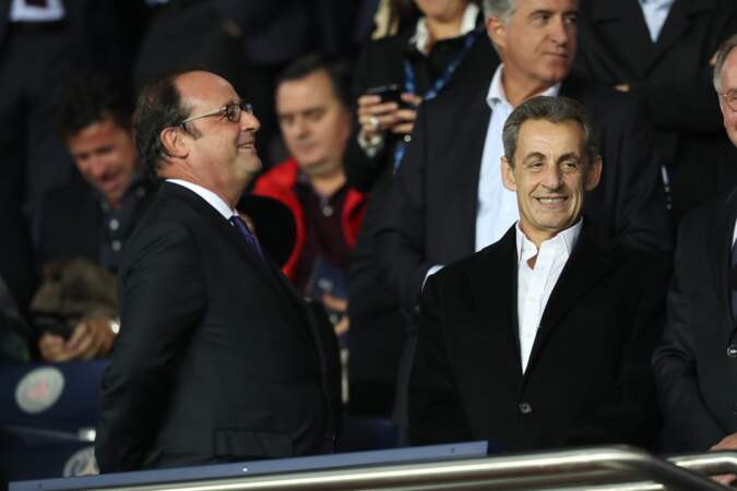 Dos à la pelouse, François Hollande ne doit pas voir grand chose du match