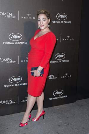 En robe rouge pour la remise du prix Kering "Women in Motion" au Festival de Cannes en 2015