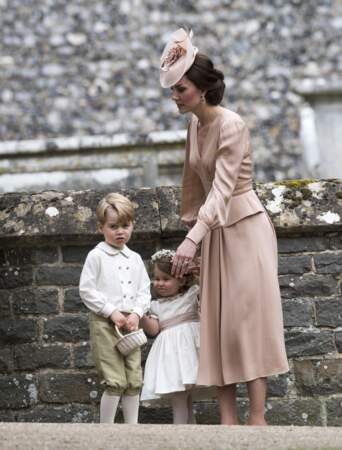 Kate Middleton tente de calmer ses enfants George et Charlotte au mariage de sa soeur Pippa