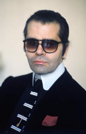 Lunettes fumées, col blanc haut et catogan, Karl Lagerfeld et son style très marqué, en 1979 à Paris