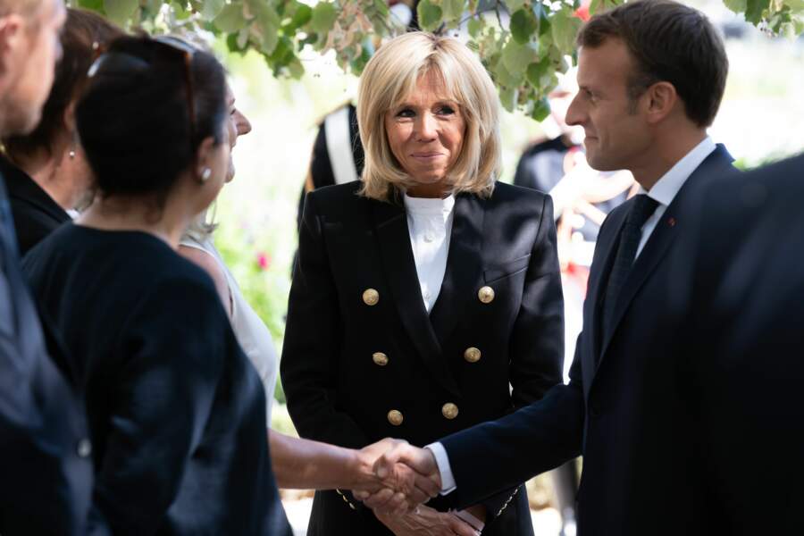 Veste fittée noire, boutons croisés dorés : combo idéal de Brigitte Macron pour twister sa veste noire classique.