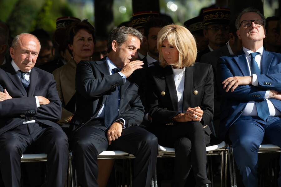 En pleine discussion avec Nicolas Sarkozy, Brigitte Macron se distingue dans une tenue soignée et une veste croisée
