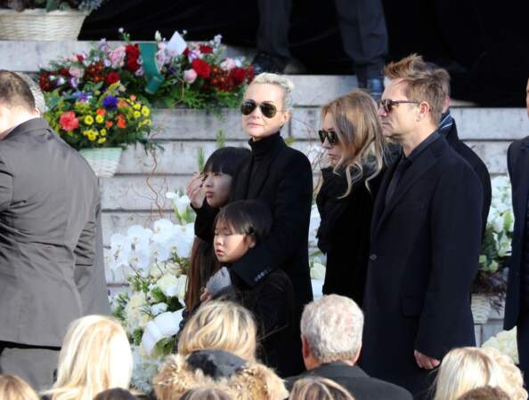 Convoi funéraire de Johnny Hallyday à l'église de Madeleine : la famille à l'unisson