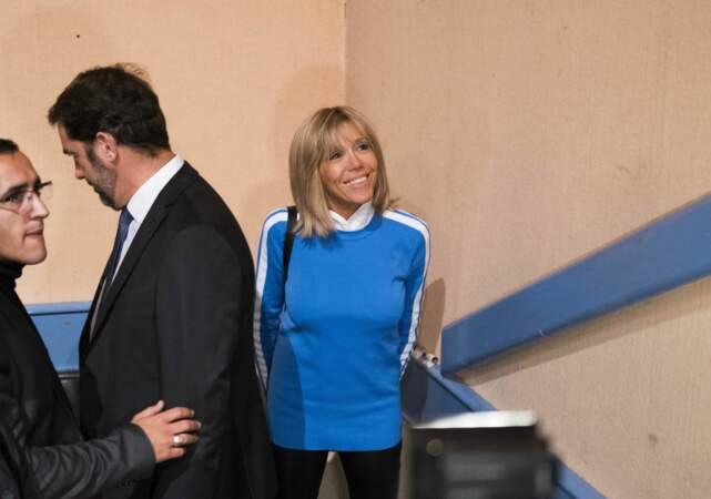 A Marseille, pour soutenir son époux, Brigitte Trogneux surprend avec son sweat bleu