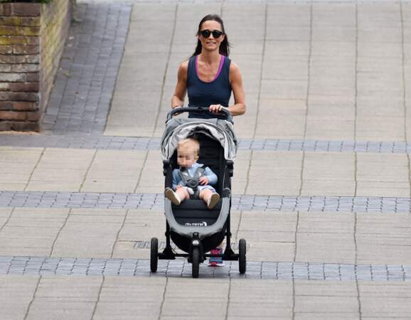 La jolie Pippa Middleton fait de l'exercice sur les quais avec son petit Arthur, à Londres, le 6 août 2019.