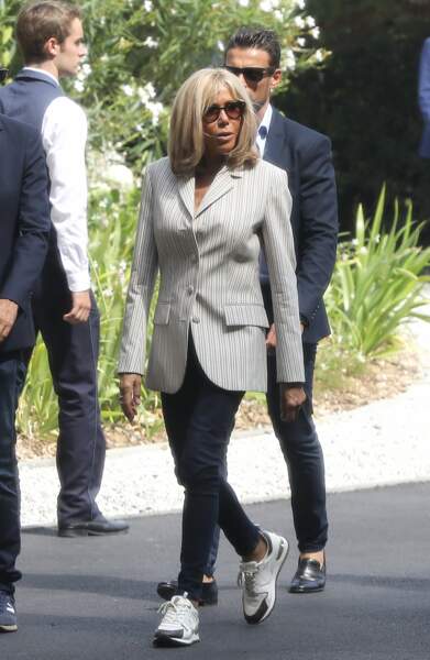 Brigitte Macron renoue avec sa passion des blazer, d'un jean slim noir et de sa fameuse paire de baskets 