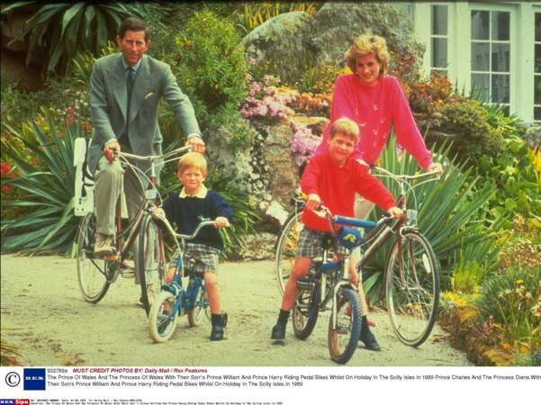 Le Prince Charles, la Princesse Diana, le Prince William et le Prince Harry en vacances sur les Iles Scilly en 1989