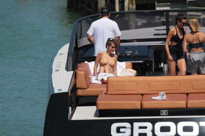 Bella Hadid, sexy et sculpturale, avait opté pour le maillot nude à Miami, ce dimanche 29 avril